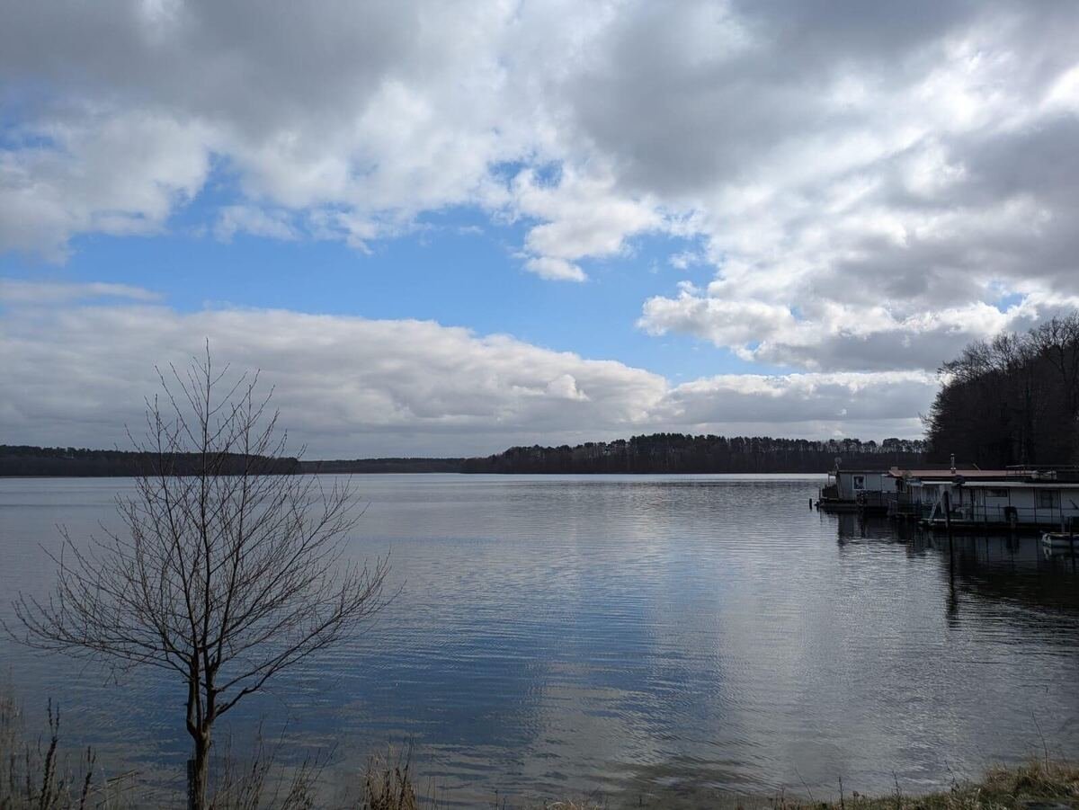 Blauer Himmel über dem Seeufer, Großer Zechliner See