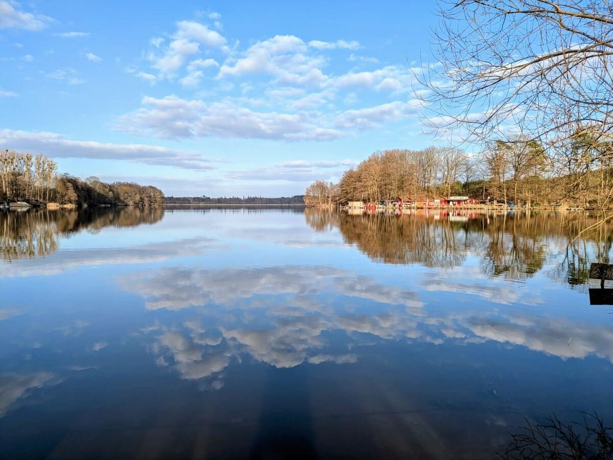 Blauer Himmel spiegelt sich im ruhigen Großen Zechliner See