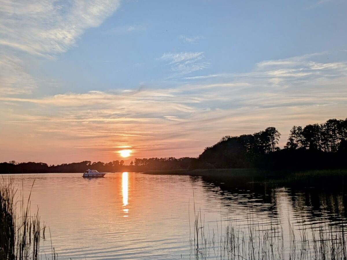 Boot auf dem Großen Zechliner See beim Sonnenuntergang, Campingplatz Flecken Zechlin