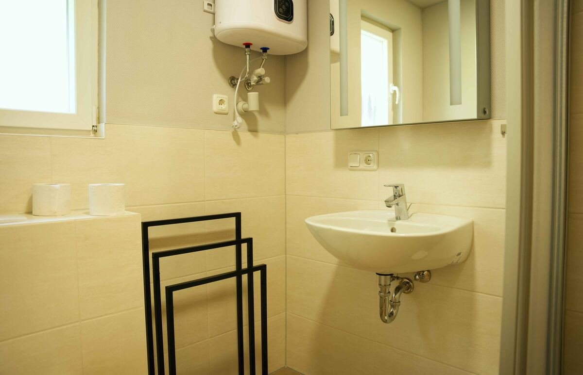 Badezimmer mit Dusche im Bungalow, Campingplatz Flecken Zechlin
