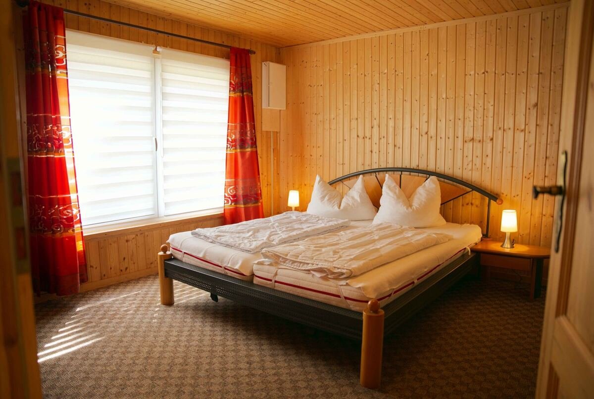 Schlafzimmer mit Doppelbett im Bungalow, Campingplatz Flecken Zechlin