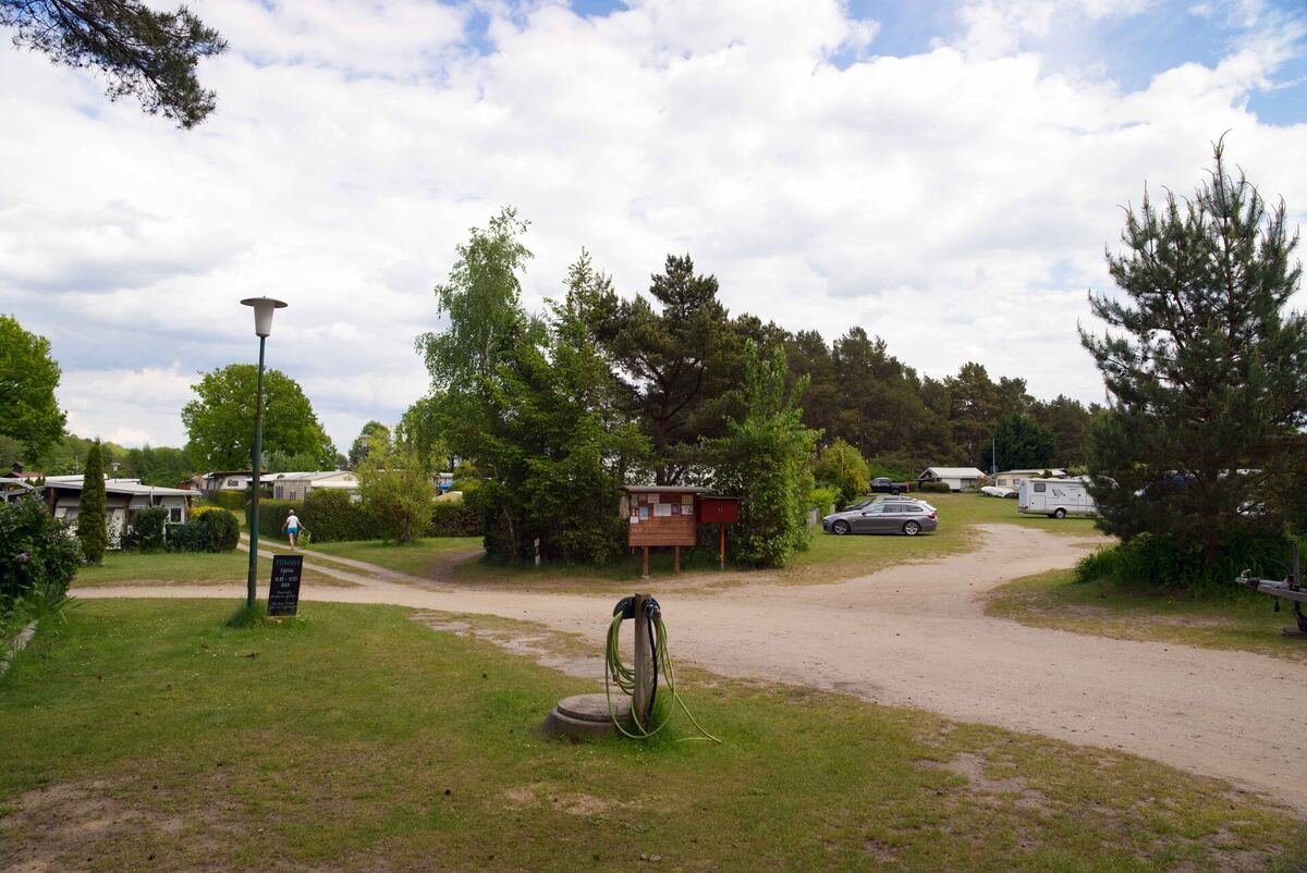 Einfahrt und Sandweg zur Rezeption, Campingplatz Flecken Zechlin