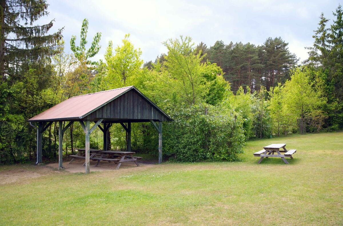 Überdachte Grillhütte und Pavillon auf der Wiese, Campingplatz Flecken Zechlin