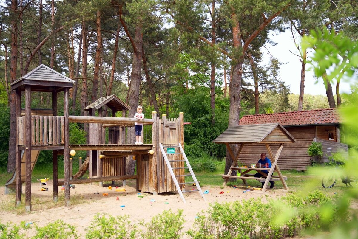 Spielplatz mit Klettergerüst für Kinder, Campingplatz Flecken Zechlin