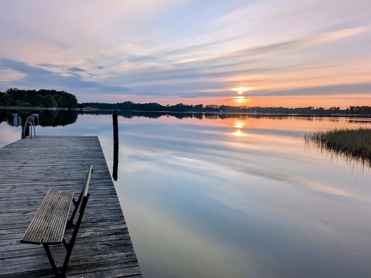 Steg mit Sonnenuntergang über dem Großen Zechliner See – weite Aussicht