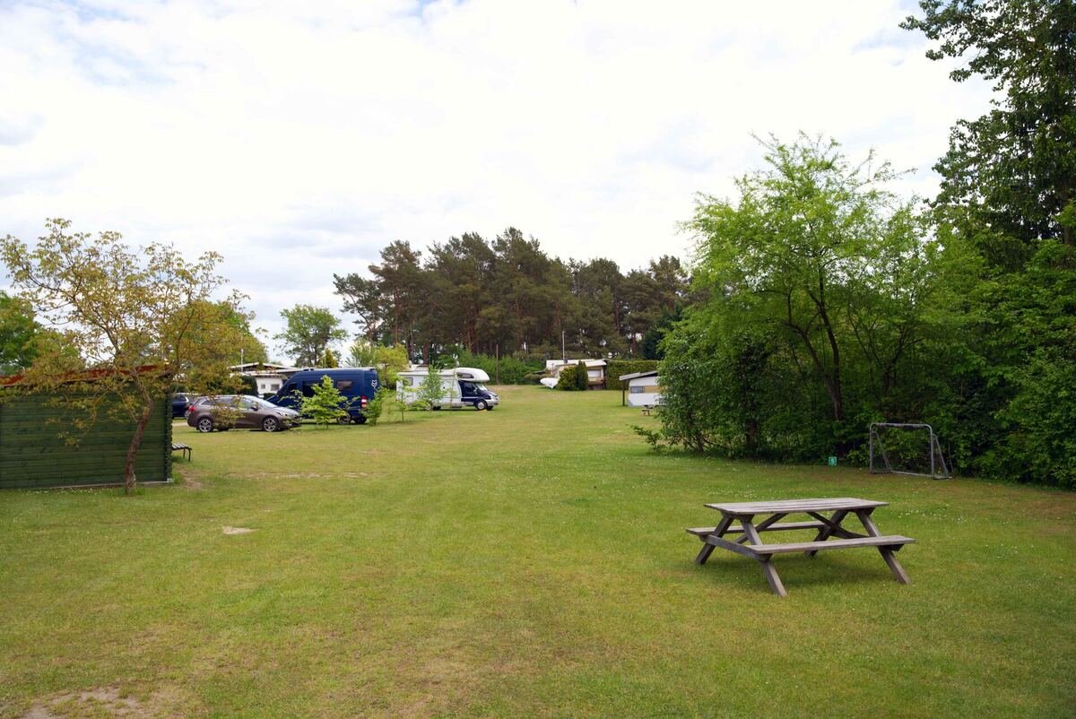Stellplätze auf der Wiese mit Wohnmobilen, Campingplatz Flecken Zechlin